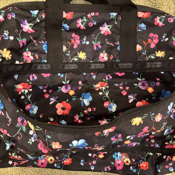 LeSportsac Weekender duffle bag in like new condition - Picture 3 of 7